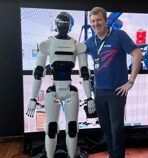 Stephan Sigloch with a humanoid robot from Neura Robotics